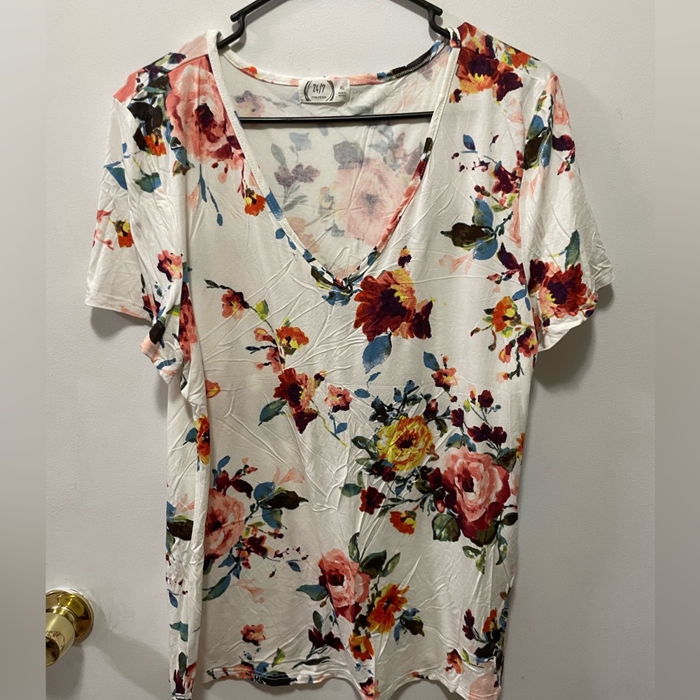 Maurice’s XL of white top with red and yellow flowers